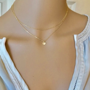 Collar con inicial de doble cadena, collar con inicial en capas, regalo de dama de honor para una amiga, regalo de hermana, collar de oro delicado, collar delicado