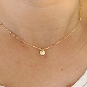 Collar con inicial, collar delicado, regalo de dama de honor, regalo de hermana, regalo para mamá, collar satélite, collar de cuentas, collar de oro delicado