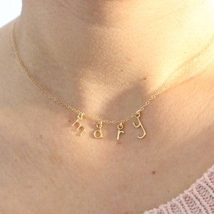 Collar con inicial, collar con nombre, collar con inicial en minúscula, regalo de dama de honor, regalo de hermana, regalo para mamá, collar delicado, collar para niño