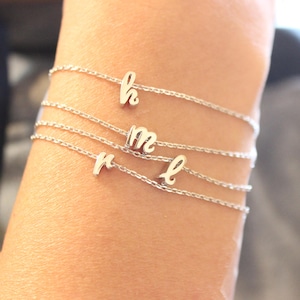 Pulsera con inicial, pulsera delicada, pulsera de plata, pulsera con iniciales, inicial en minúscula, regalo para dama de honor, regalo para hermana, pulsera para niña pequeña