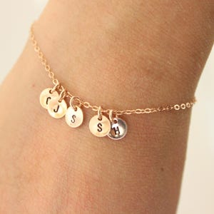 Pulsera pequeña con inicial, pulsera de oro rosa, regalo de hermana para mamá, pulsera delicada, pulsera delicada, regalo para abuela, regalo personalizado