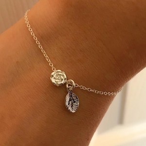 Pulsera con inicial de hoja de rosa pequeña, pulsera de flores, pulsera delicada y delicada, regalo de dama de honor, regalo de niña de las flores, regalo minimalista para hermana para mamá