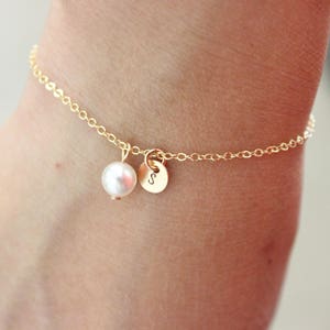Initial bracelet, personalized pearl bracelet, bridesmaid gift, letter bracelet , dainty gold bracelet, child bracelet, flower girl gift