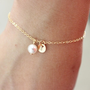 Initial bracelet, personalized pearl bracelet, bridesmaid gift, letter bracelet , dainty gold bracelet, child bracelet, flower girl gift