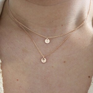 collar con inicial pequeña, collar con letras, regalo para hermanas, collar para mejores amigas, collar de oro rosa, collar en capas, collar delicado, collar delicado