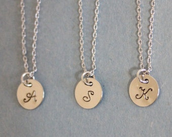 Collar con inicial en cursiva, collar con letras, regalo de dama de honor, collar con inicial de oro, collar delicado, collar con nombre en cursiva, dije con inicial
