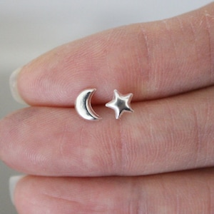 Pendientes de la luna y la estrella de plata de ley, pendientes diminutos, pendientes de la luna de la luna de la luna, pendientes de la estrella, pendientes de pernos diminutos, pendientes lindos