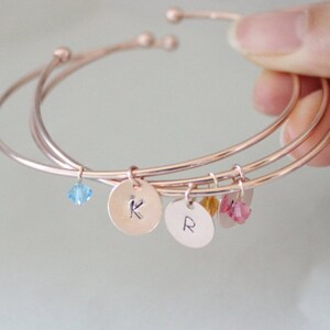 Brazalete con inicial, brazalete con inicial de oro rosa, piedra de nacimiento inicial, regalo de dama de honor, regalo de hermana, regalo para mamá, brazalete ajustable, regalo de cumpleaños