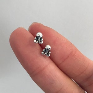 Brincos minúsculos de polvo, aquáticos, lulas, criaturas do oceano, brinco minúsculo de cartilagem, brincos infantis, garanhão minúsculo, presente para mulher, amiga
