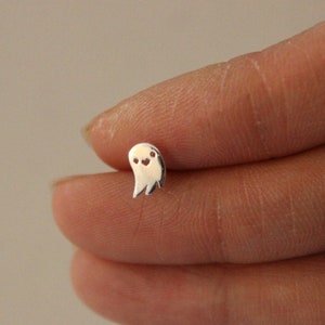 Brinco de cartilagem fantasma de prata esterlina, brinco de Halloween Casper, o fantasma amigável, brinco de tragus minúsculo de bruxa abóbora, brinco, piercing de nariz
