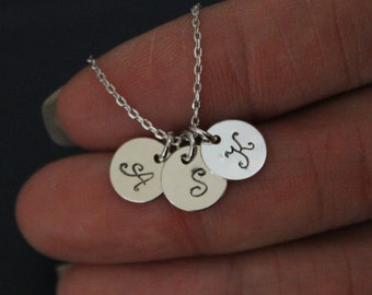 regalo para hermana, regalo para mamá, regalo para abuela, collar con inicial cursiva, collar con nombre cursivo, collar con letras delicadas, collar delicado