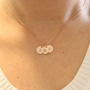 Collar inicial, collar con letras, regalo para hermana, regalo para mamá, regalo de dama de honor, collar delicado, collar de oro delicado, regalo para amiga.