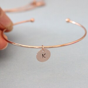 Brazalete con inicial, pulsera con letras, brazalete con inicial, regalo de dama de honor, regalo de fiesta nupcial, pulsera personalizada, regalo de hermana, regalo para mamá