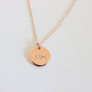 Initialhalsband, två initialer, skiva, halsband, silverinitialhalsband, fint halsband, present till vän, present till mamma, syster