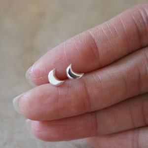 Halbmond Ohrstecker, kleine Ohrstecker, Mond Ohrringe, teeny kleine Ohrstecker, minimalistisch, alltäglichen Schmuck, modern, zeitgenössische,