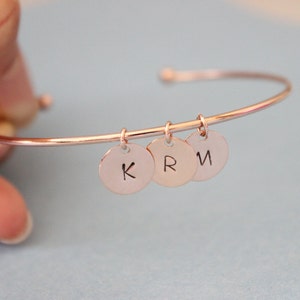 Pulsera con inicial, pulsera con letra, pulsera con piedra de nacimiento inicial, pulsera personalizada, regalo para hermana, regalo para mamá, pulsera ajustable, oro rosa