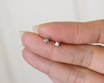 Pequeños pendientes de estrella en plata de ley con rodio negro, pendientes de estrella, pendientes negros, pequeños pendientes, pequeños pendientes, sencillos, minimalistas.