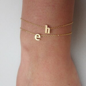 Pulsera con dos iniciales en minúscula, cadena chapada en oro, pulsera para novio o novia, regalo para mejor amigo, regalo de aniversario, joyas para pareja