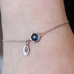 Pulsera con inicial de zafiro azul, disponible en oro, regalo de dama de honor, pulsera con dije de plata, pulsera con letras delicadas, otros colores disponibles