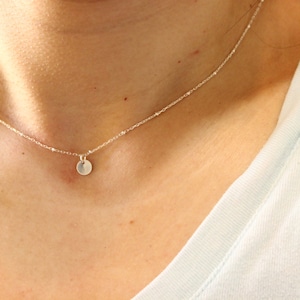 Collar con inicial pequeña, collar con inicial de plata, collar con monograma, cadena de cuentas, collar con iniciales, collar delicado, regalo de dama de honor