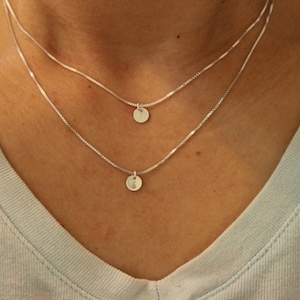 Collar con dos iniciales, collar con inicial de plata, collar en capas, delicado collar de plata, regalo para hermanas, regalo para novias, regalo para mamá