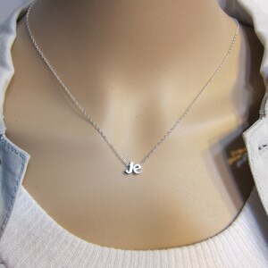 Disponible en oro, collar con dos iniciales minúsculas, collar de pareja, collar con nombre, collar para novio o novia, collar personalizado, día de San Valentín