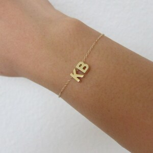 Pulsera con dos iniciales, pulsera para novio o novia, regalo para mejor amigo, regalo de aniversario, joyería para pareja.
