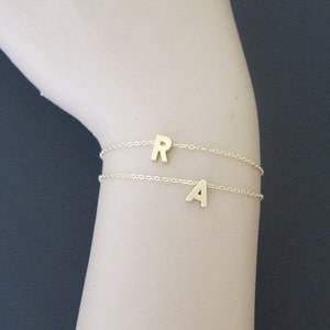 Versión plateada disponible, Pulseras con iniciales, pulseras con iniciales pequeñas, dos iniciales, pulsera con letras, Regalo para mamá, regalo para hermana, delicado.