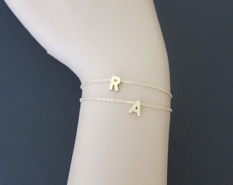 Zilveren versie beschikbaar met initialen armbanden, kleine eerste armbanden, twee initialen, brief armband, cadeau voor moeder, zus gift, delicaat.