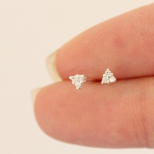 小さな三角形のスタッドピアス CZ ダイヤモンドスタッド 小さな軟骨スターリングシルバースタッド 繊細なピアス ミニマリストの子供用シンプルピアス