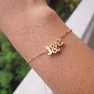 Disponible en plata, pulsera con dos iniciales minúsculas, pulsera para novio o novia, regalo para mejor amigo, regalo de aniversario, joyería para pareja.