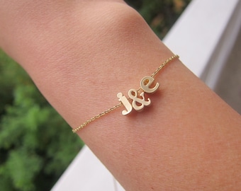 Zilver beschikbaar, twee kleine letters initialen armband, jongen vriend vriendin armband, beste vriend cadeau, verjaardag cadeau, paar sieraden,