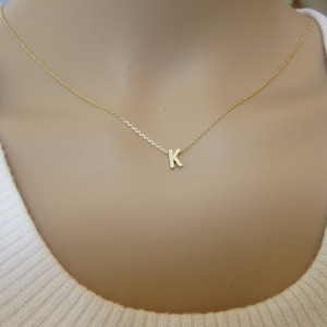 Pequeño collar con inicial de oro, collar con letras, collar personalizado, collar delicado, regalo de dama de honor, regalo para amiga, collar para niños,