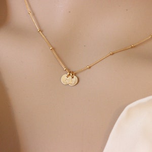 collar con inicial de oro, collar con dos iniciales, regalo para hermanas, regalo para novia, collar con satélite, collar con monograma, collar delicado