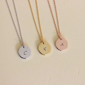 Collar con inicial de disco de oro, collar con inicial de plata, regalo de dama de honor, collar con letras delicadas, collar delicado, regalo para amiga, oro rosa