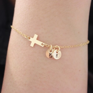 Pulsera con inicial de cruz lateral, pulsera con inicial pequeña, pulsera con inicial personalizada, regalo de bautizo, pulsera con cruz pequeña, plata de ley.