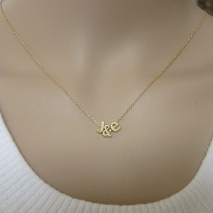 Collar con dos iniciales minúsculas, collar con inicial de oro, collar con letras, collar para él y para ella, joyas para novio y novia