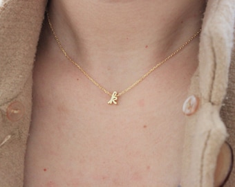 Collar con inicial en letra cursiva pequeña, collar infantil, collar con inicial en minúscula, collar delicado, regalo para damas de honor, regalo para la mejor amiga.
