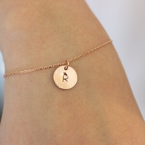 Pulsera inicial, pulsera con letras, regalo de dama de honor, pulsera personalizada, delicada pulsera de oro rosa, regalo de hermana, regalo para mejor amiga,