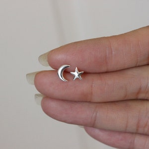 Pendientes de botón de luna y estrella de plata esterlina, pendientes pequeños, pendientes de luna creciente, pendientes de estrella, pendientes de botón pequeños, pendientes lindos