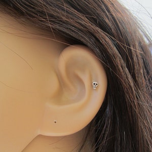 Sterling Silver 3mm skull cartilage earring, tiny skull stud earring, comfortable cartilage earring,Tragus stud, nose stud, nose pin.
