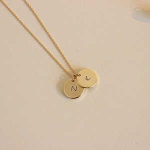Collar con dos iniciales, delicado collar con iniciales, delicado collar, regalo para hermanas, regalo para amigas, collar con disco de oro rosa y plata.