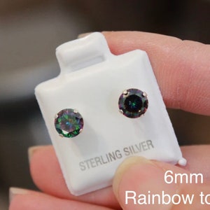 Puede incluir: Un par de pendientes de bot&oacute;n de plata de ley con piedras preciosas de topacio arco&iacute;ris de 6 mm. Los pendientes est&aacute;n en una tarjeta blanca con el texto "Sterling Silver" y "6mm Rainbow Topaz".