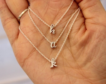 Halsband med kursivt brev, litet silverinitialhalsband, nätt halsband med små initialer, halsband för småbarn, brudtärnepresent, litet halsband