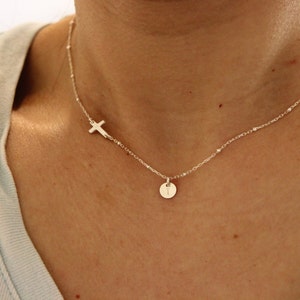 Collar con inicial de cruz lateral, inicial pequeña, collar con inicial personalizada, regalo de bautizo, collar con cruz pequeña, collar de plata esterlina