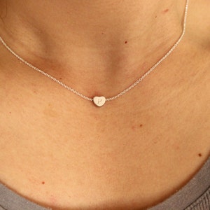 Pequeño collar con inicial en forma de corazón, regalo para mamá, regalo para la hermana de la madre, collar delicado, collar delicado, collar para niño pequeño, minimalista