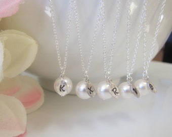 Collar con inicial de perla, regalo de dama de honor, collar personalizado, collar con inicial, regalo de madre, regalo de hermana, collar delicado, perla clásica,