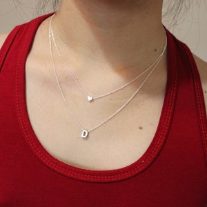Collar con inicial en forma de corazón en capas, juego de 2, collar con letra pequeña, regalo de dama de honor, inicial pequeña, regalo de hermana, collar de oro y plata