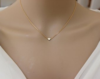 gouden hartketting, kleine hartketting, sierlijke hartketting, delicate gouden ketting, minimalistische sieraden, dunne gouden ketting.