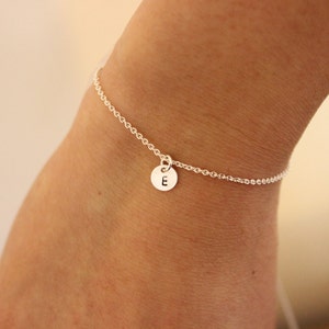 Pulsera pequeña con inicial, pulsera personalizada, pulsera con letras, pulsera delicada, pulsera delicada, pulsera de plata, joyería simple y minimalista